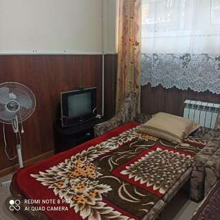 Гостиница На Львовской Вардане Семейный номер с общей ванной комнатой-1