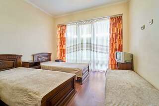 Гостиница На Львовской Вардане Двухместный номер с 2 отдельными кроватями и балконом-2