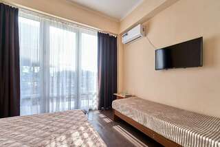 Гостиница На Львовской Вардане Трехместный номер с балконом-1