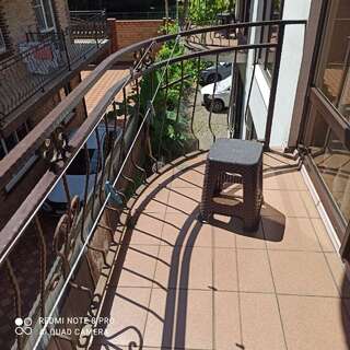 Гостиница На Львовской Вардане Трехместный номер с балконом-7