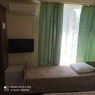 Гостиница На Львовской Вардане Трехместный номер с балконом-9